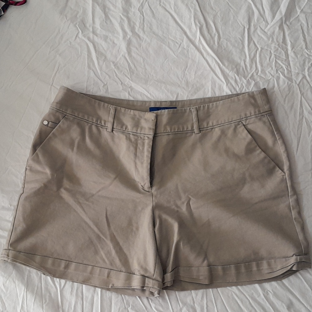 Kaki shorts